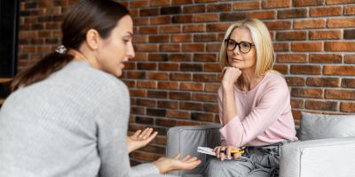 A woman discussing the dangers of rapid detox with a mental health professional.