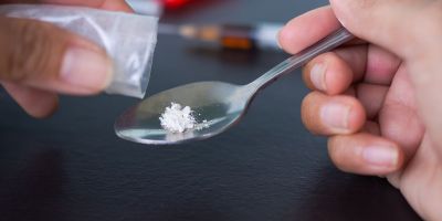 person using heroin asking himself how long does heroin withdrawal last?