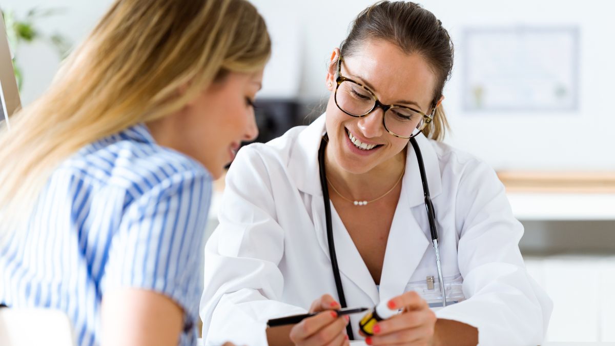 doctor speaking with patient about does a sauna help with drug and alcohol detox